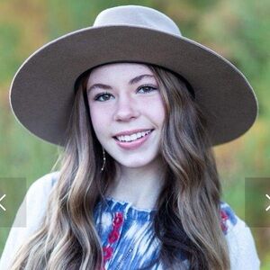 Meet your Posher, Ellie